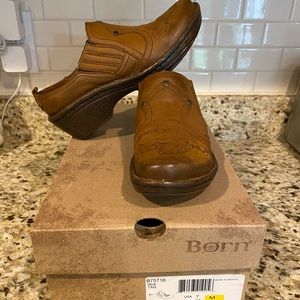 Born sz 7 Iria Tan leather clogs